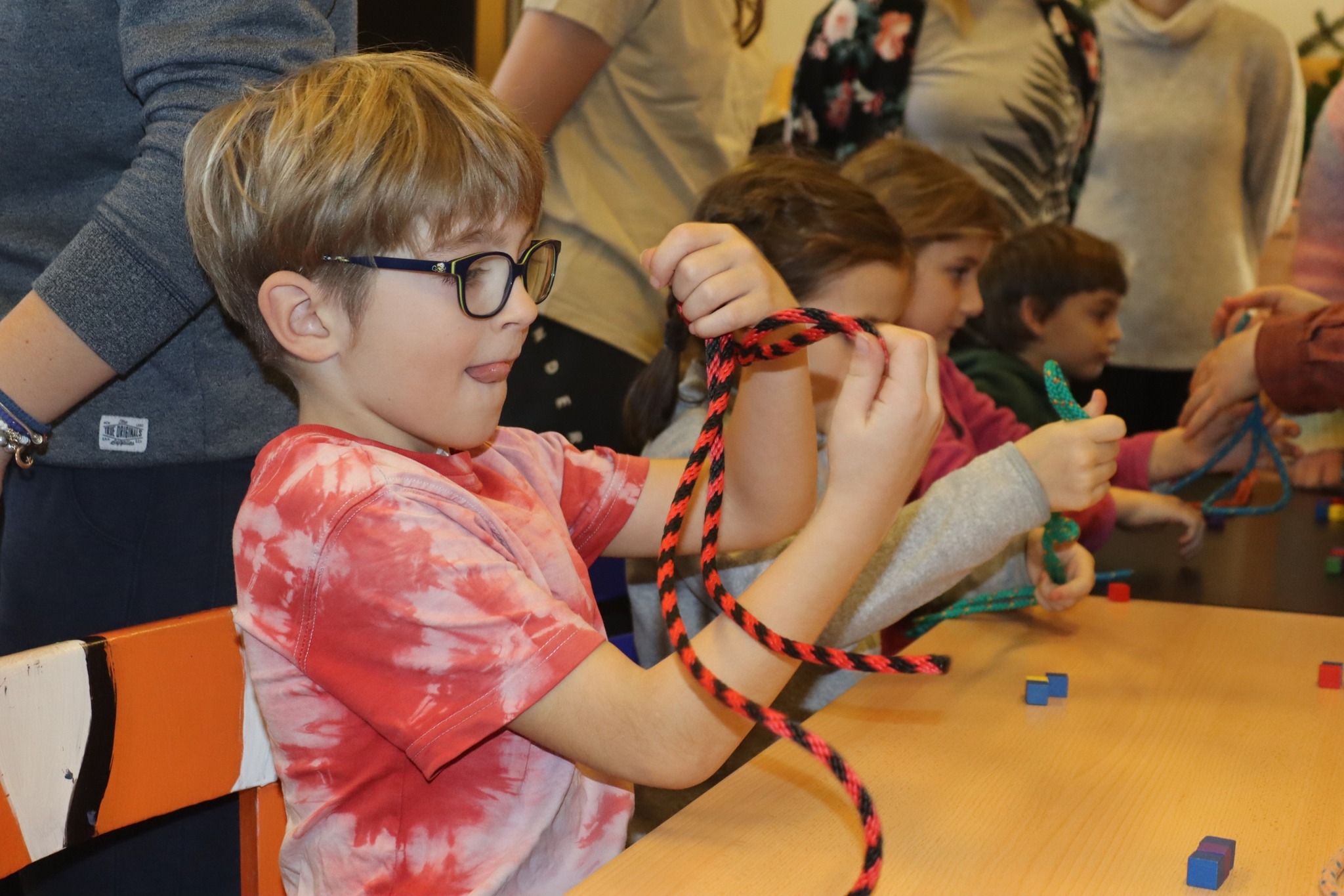 Děti vázající uzly